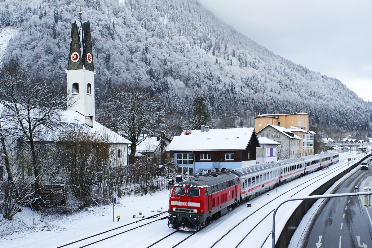Nach dem Umsetzen im Bahnhof Immenstadt setzt 218 425-7 am 26.02.2023 ihre Fahrt mit dem IC 2012 nach Stuttgart fort