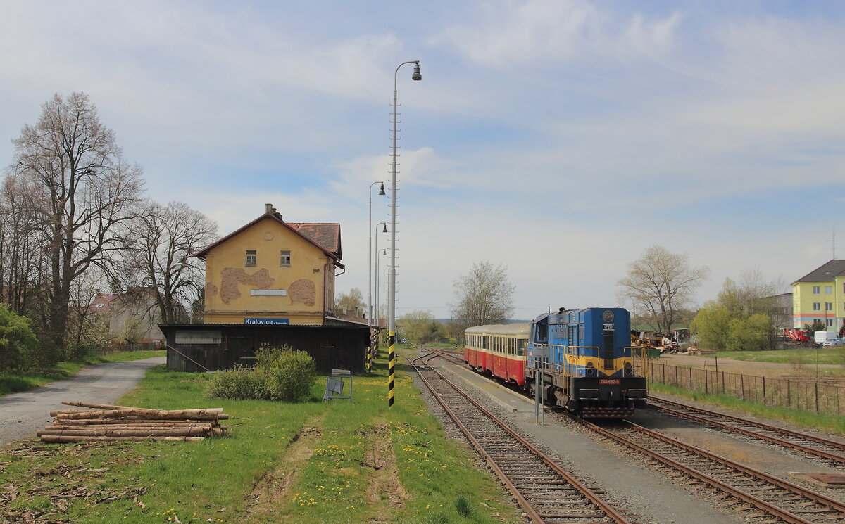 Nach dem Umsetzen im Bahnhof Kralovice bei Rakovnik konnte die 740 692 mit dem Rakovnikexpress, schön mit dem alten Bahnhofsgebäude am 01.05.2023 fotografiert werden. Bis zur Abfahrt zurück nach Prag hatte die Lok eine Verschnaufpause von ca. 4h. 