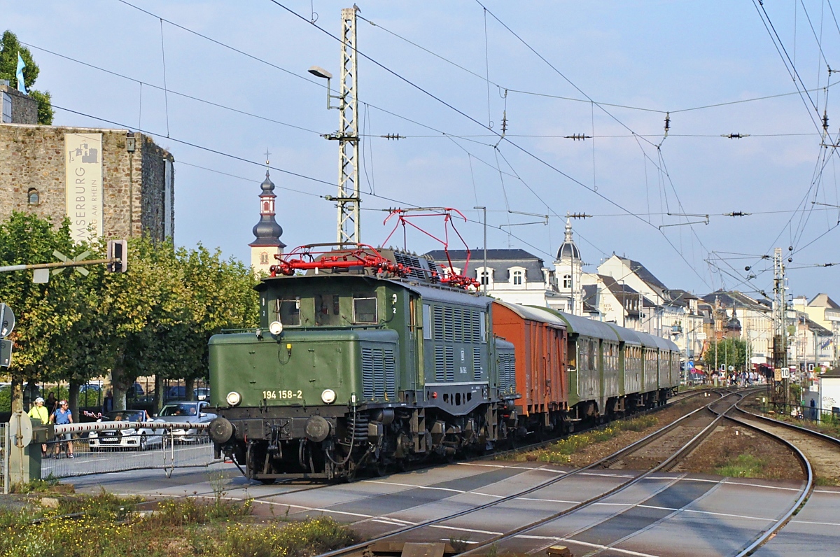 Nach dem Umsetzen fährt die 194 158-2 am 18.09.2021 im Bahnhof Rüdesheim auf Gleis 2 ein (Hinweis zum Standort: jenseits der Bahnschranke)