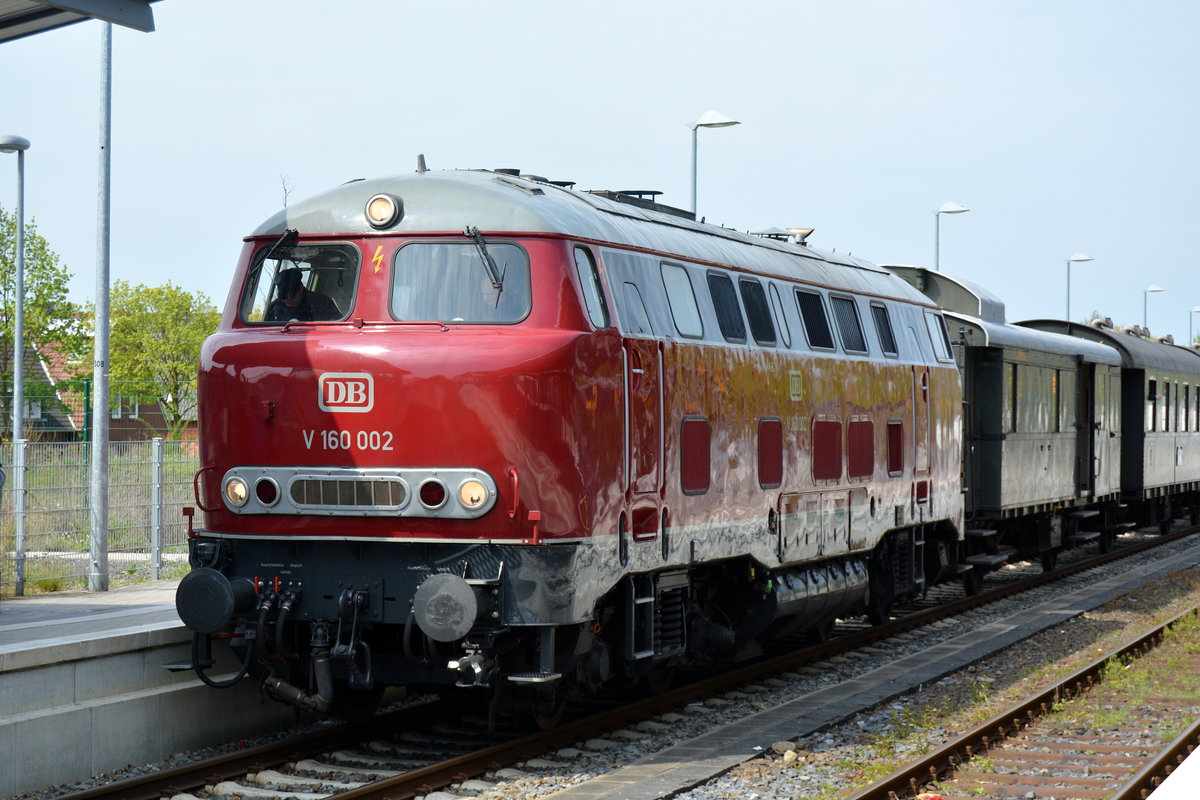 Nach dem Umsetzen der Lollo V160 002 wartet der Nostalgiezug auf die Rückfahrt nach Dorsten in Coesfeld.

Coesfeld 01.05.2016