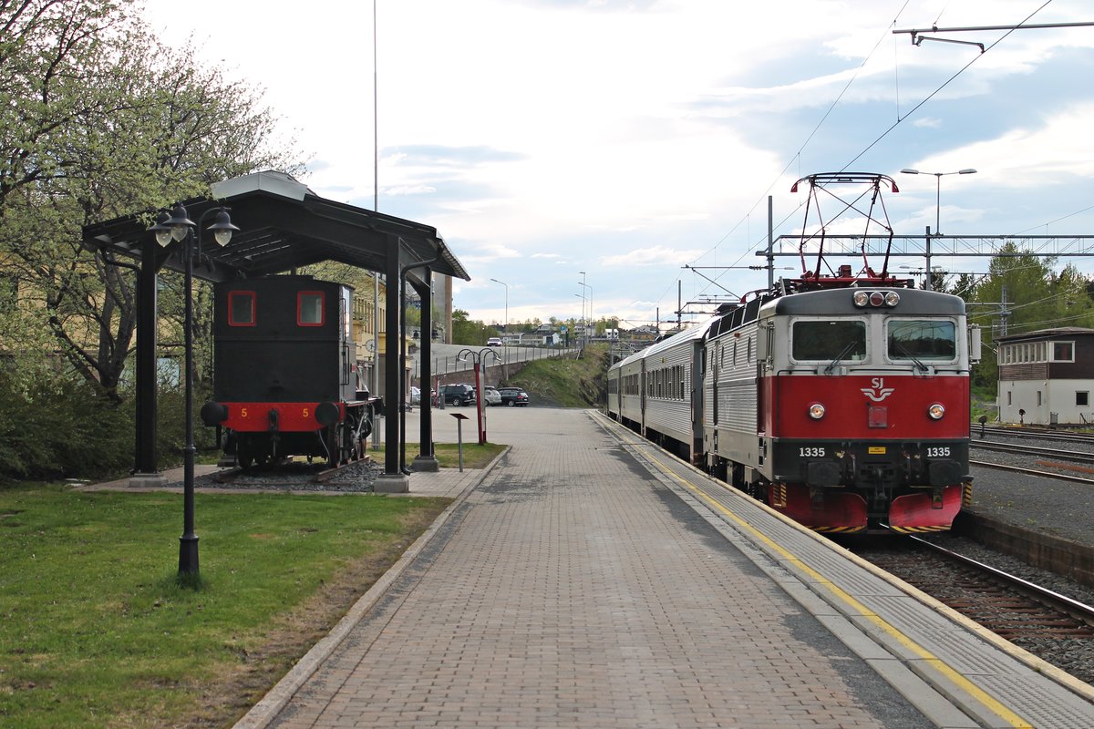 Nach dem Umsetzten am 01.06.2015, stand SSRT Rc6 1335 mit der Wagengarnitur vom vorherigen IC 96 (Boden C - Narvik) neben der Denkmallok 5 am Bahnsteig in Narvik und wird in Kürze den Zug aufs Abstellgleis schieben.