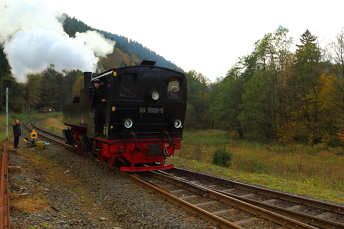 Nach dem Umstellen der Weiche, fährt 99 5906 jetzt wieder zurück in den Bahnhof Eisfelder Talmühle. Ziel ist die Wartungsgrube. wo einige Arbeiten anstehen, bevor die Maschine ihre Fahrt mit einem Sonderzug der IG HSB in Richtung Gernrode fortsetzt. Aufnahme vom 17.10.2014.