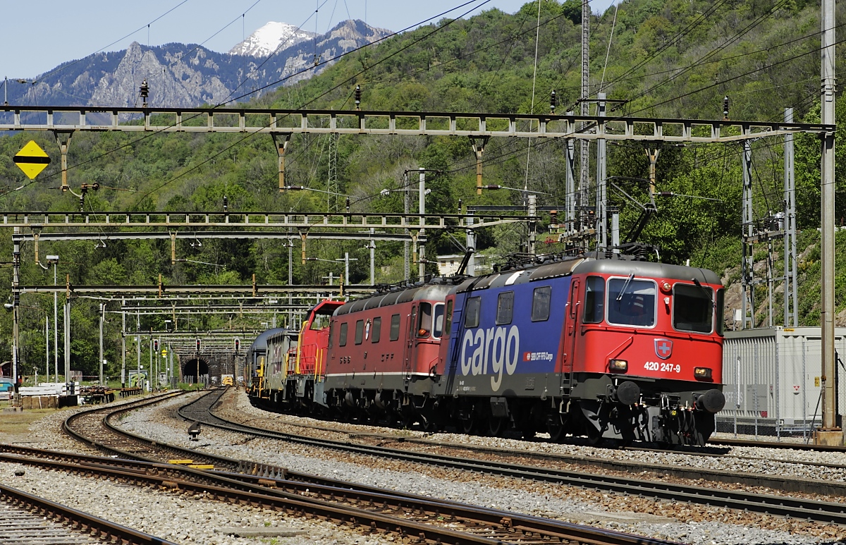 Nach dem Verlassen des Scheiteltunnels durchfahren 420 247-9 sowie 620 027-3 und eine Am 841 am 06.05.2019 den Bahnhof Rivera-Bironico