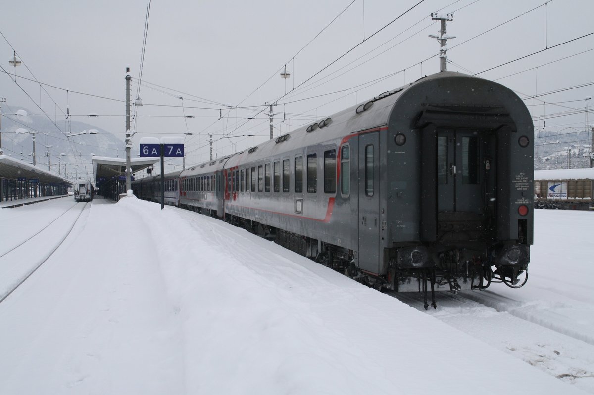 Nach dem vielen Neuschnee stehen am 8.1.2017 der D 408 Nizza-Moskau (rechts) und IC 1284 (links) im Bahnhof Wörgl und beide warten auf ihre Lok zur weiterfahrt.