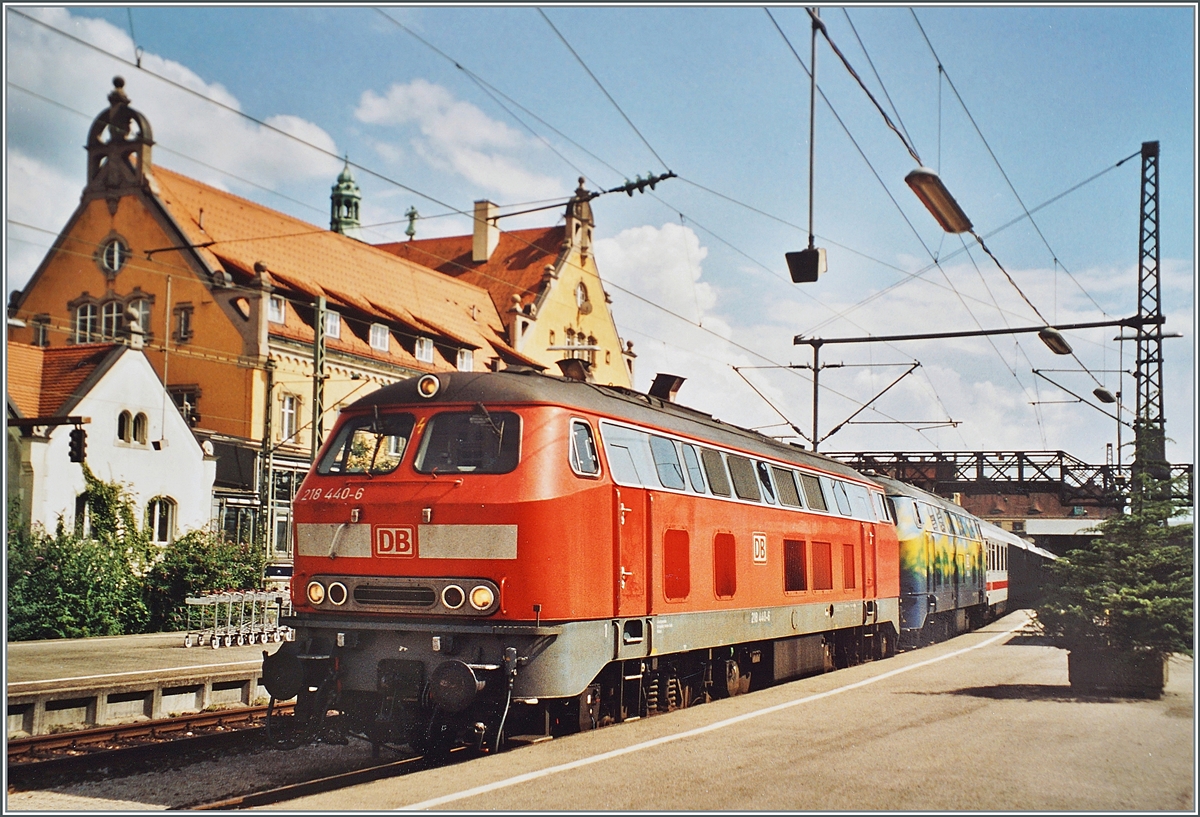 Nach dem Wegfall der DB ICE -TD 605 verkehrt das Zugspaar EC 195/196 mit DB Wagenmaterial. Das Bild zeigt die DB 218 440-6 und die 418-2 kurz vor der Abfahrt in Lindau Hbf nach München. 

Analogbild vom 27. Juli 2004

 