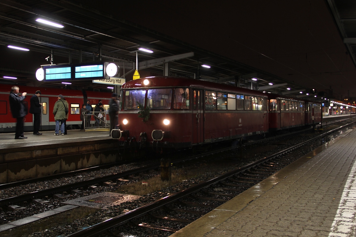 Nach dem Weihnachtsmarkt-Besuch in Würzburg konnte vor der Abfahrt am Hauptbahnhof noch ein Sonderzug bestehend aus einer zweiteiligen Schienenbus-Garnitur abgelichtet werden. Aufgenommen am 07.12.2013.