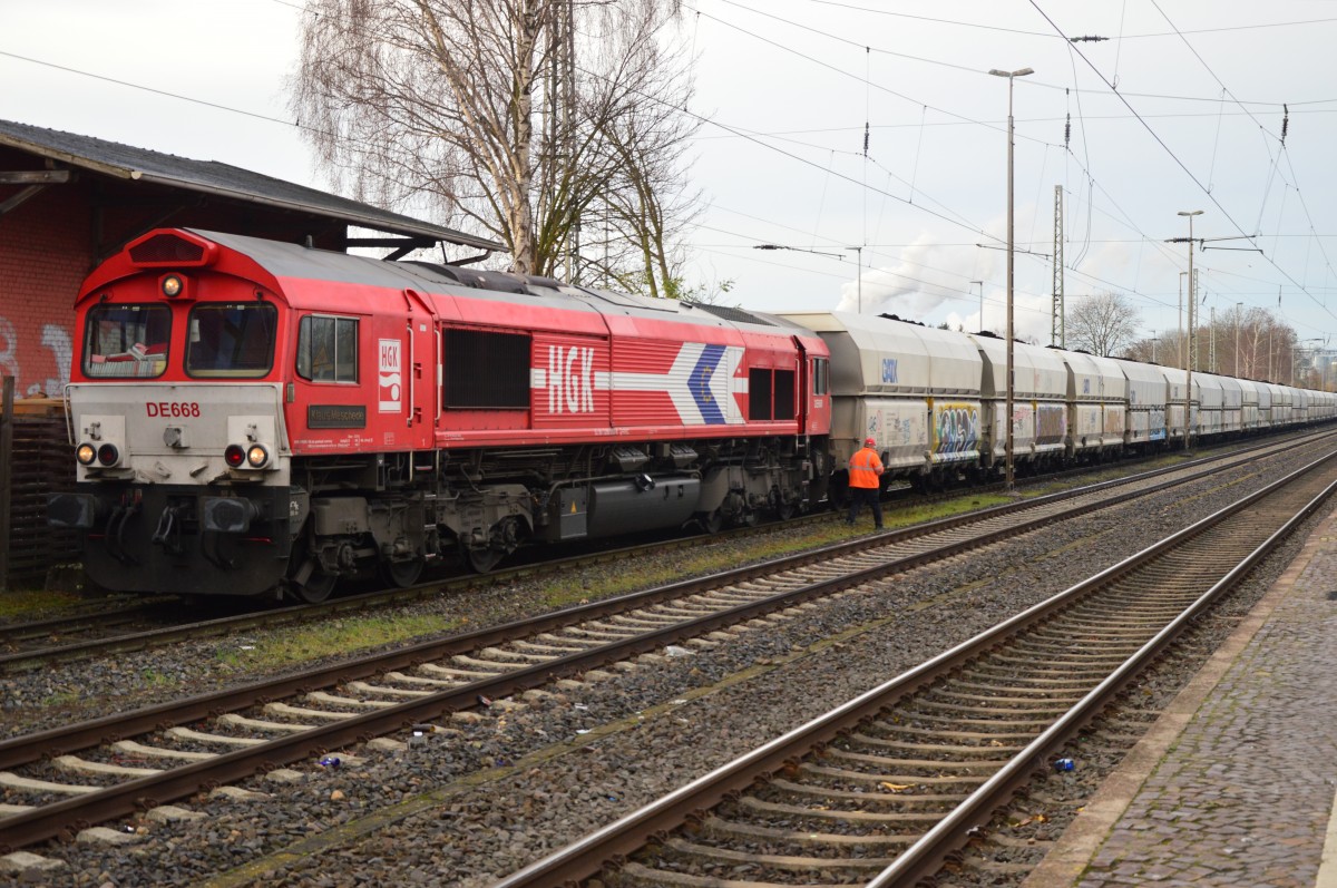 Nach dem der Zug umfahren worden ist,kuppelt der TF gleich die DE668 an und bringt den Zug dann nach Köln. 5.12.2015