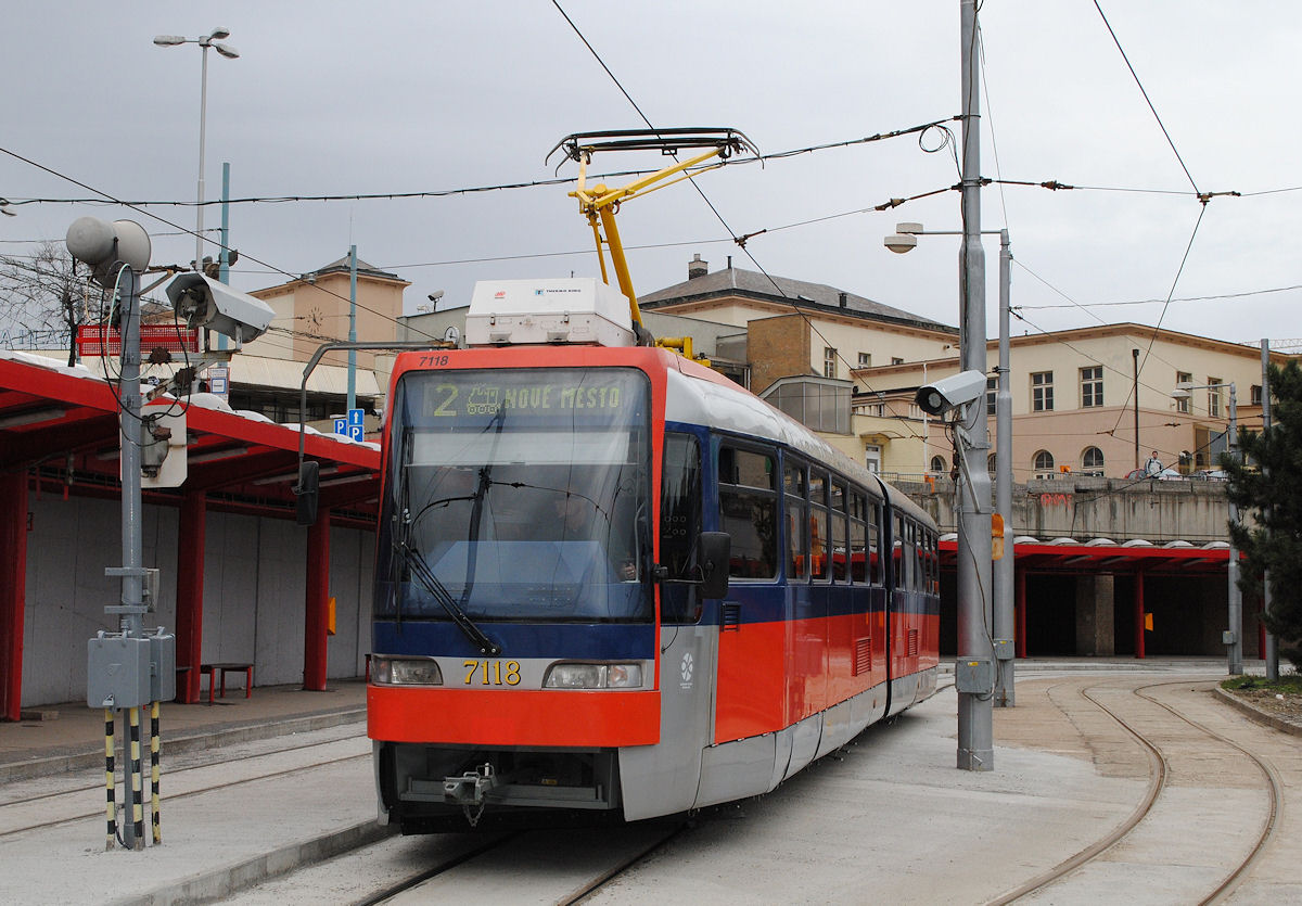 Nach dreijähriger Sperre wurde die Strecke zum Hauptbahnhof teilweise saniert und am 11.11.2014 wiedereröffnet. K2S 7118 steht abfahrbereit in der Einstiegstelle Richtung Nove Mesto. (22.12.2014)