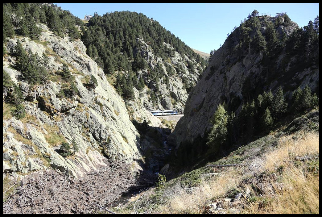 Nach Durchfahren des ersten Tunnel in Richtung Ribes de Freser taucht ET A 6 am 11.10.2019 kurz im Berg Einschnitt wieder für den Fotografen auf.
