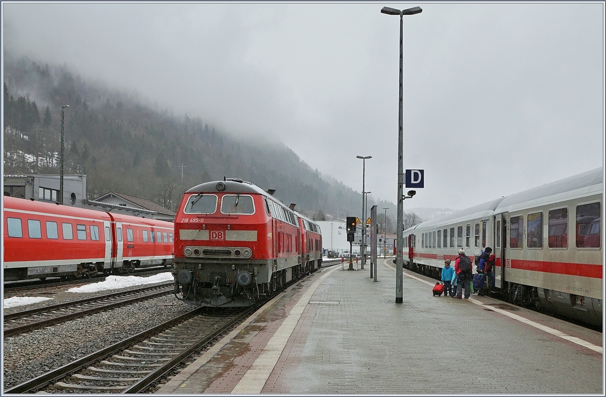 Nach der Durchfahrt des EC 191 konnten die beiden DB 218 495-0 und 439-9 ihren Zug umfahren, derweil die Reisenden ohne Hektik einsteignen konnten. 

15. März 2019