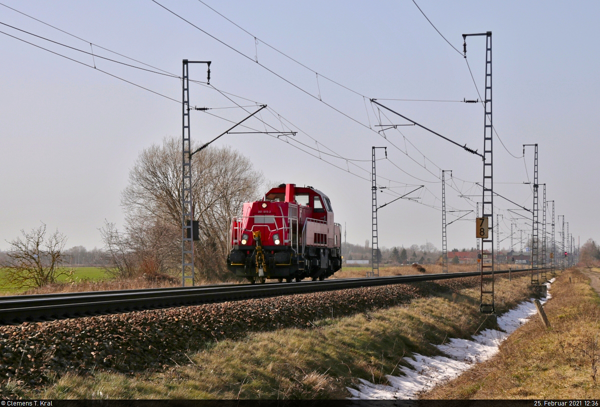 Nach der Durchfahrt des Hilfszuges folgt 261 015-2 (Voith Gravita 10 BB) als Tfzf bei Peißen Richtung Delitzsch. Zuvor hatte sie am Einfahrsignal auf dem Gütergleis gewartet.

🧰 DB Cargo
🚩 Bahnstrecke Halle–Cottbus (KBS 219)
🕓 25.2.2021 | 12:36 Uhr