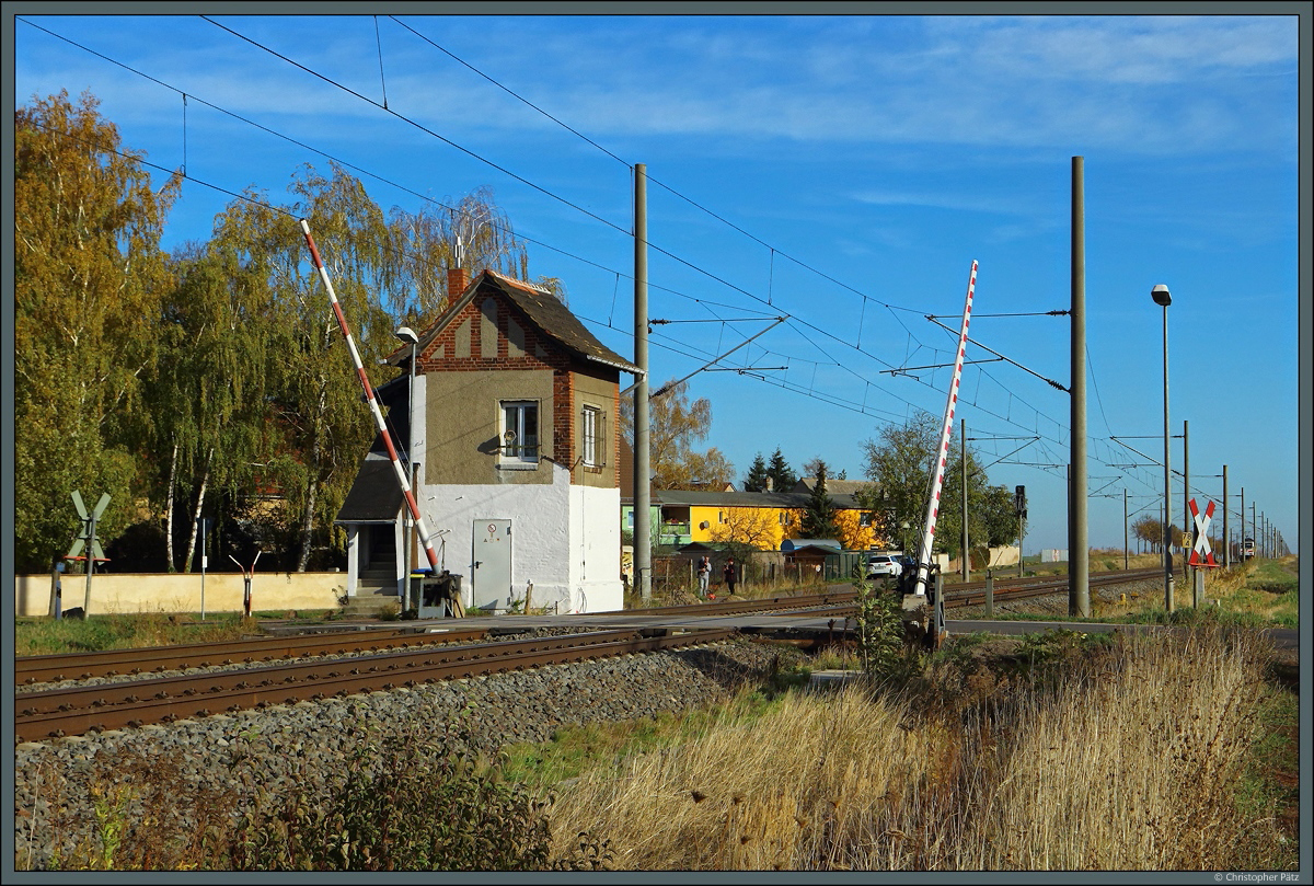 Nach der Durchfahrt eines IC öffnet der Fahrdienstleiter der Blockstelle Braschwitz die mechanischen Schranken des Bahnübergangs wieder. (31.10.2018)