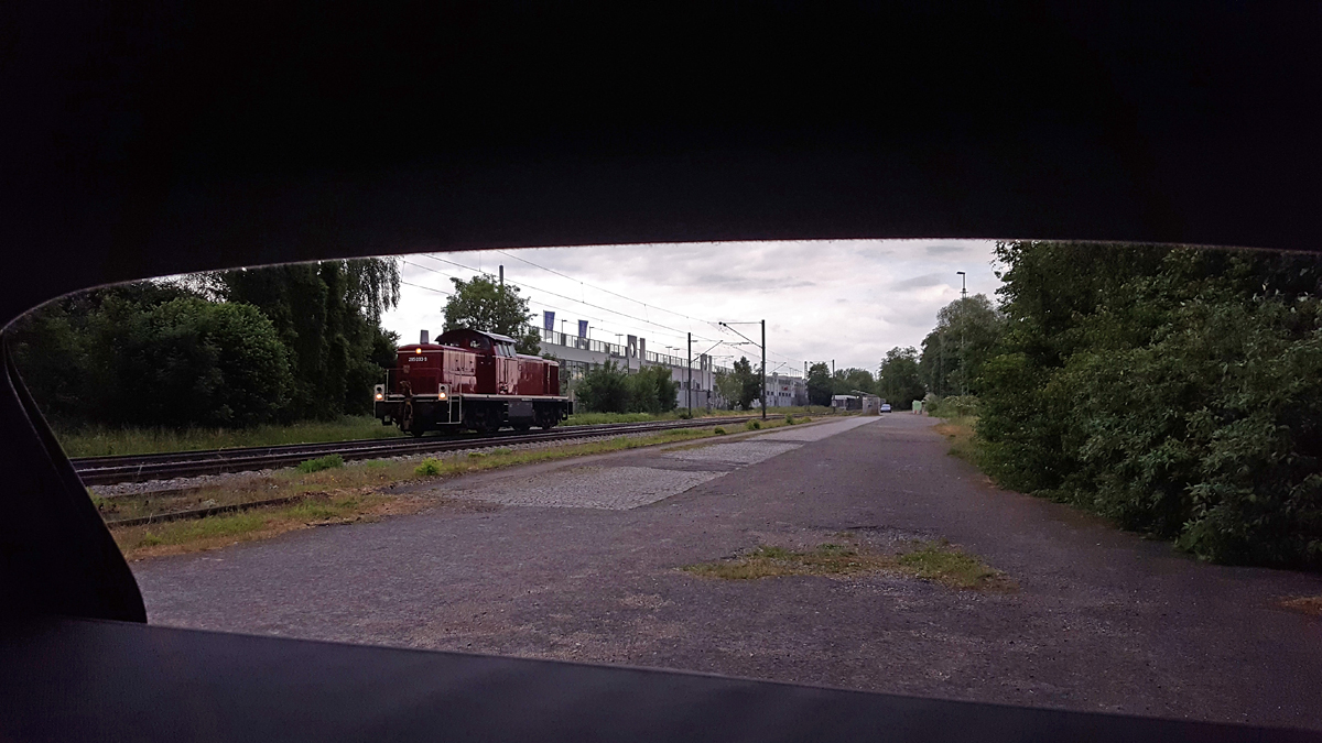 Nach einer Durchsicht im Bw Mühldorf war die BayernBahn 295 093-9 am 05.06.17 als Lz wieder unterwegs in Richtung München und wurde mit dem Smartphone wegen Gewitters aus dem Auto heraus in Poing bildlich festgehalten.