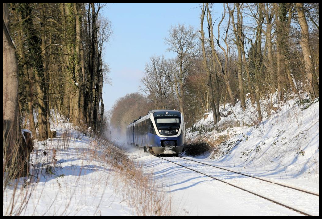 Nach ein paar Tagen witterungsbedingter Betriebsruhe war die Nordwestbahn am 12.2.2021 wieder auf dem Haller Willem zwischen Osnabrück und Bielefeld unterwegs. Kurz vor dem Haltepunkt Osnabrück Sutthausen ist hier VT 643347 um 13.07 Uhr verspätet aus Osnabrück nach Bielefeld unterwegs.