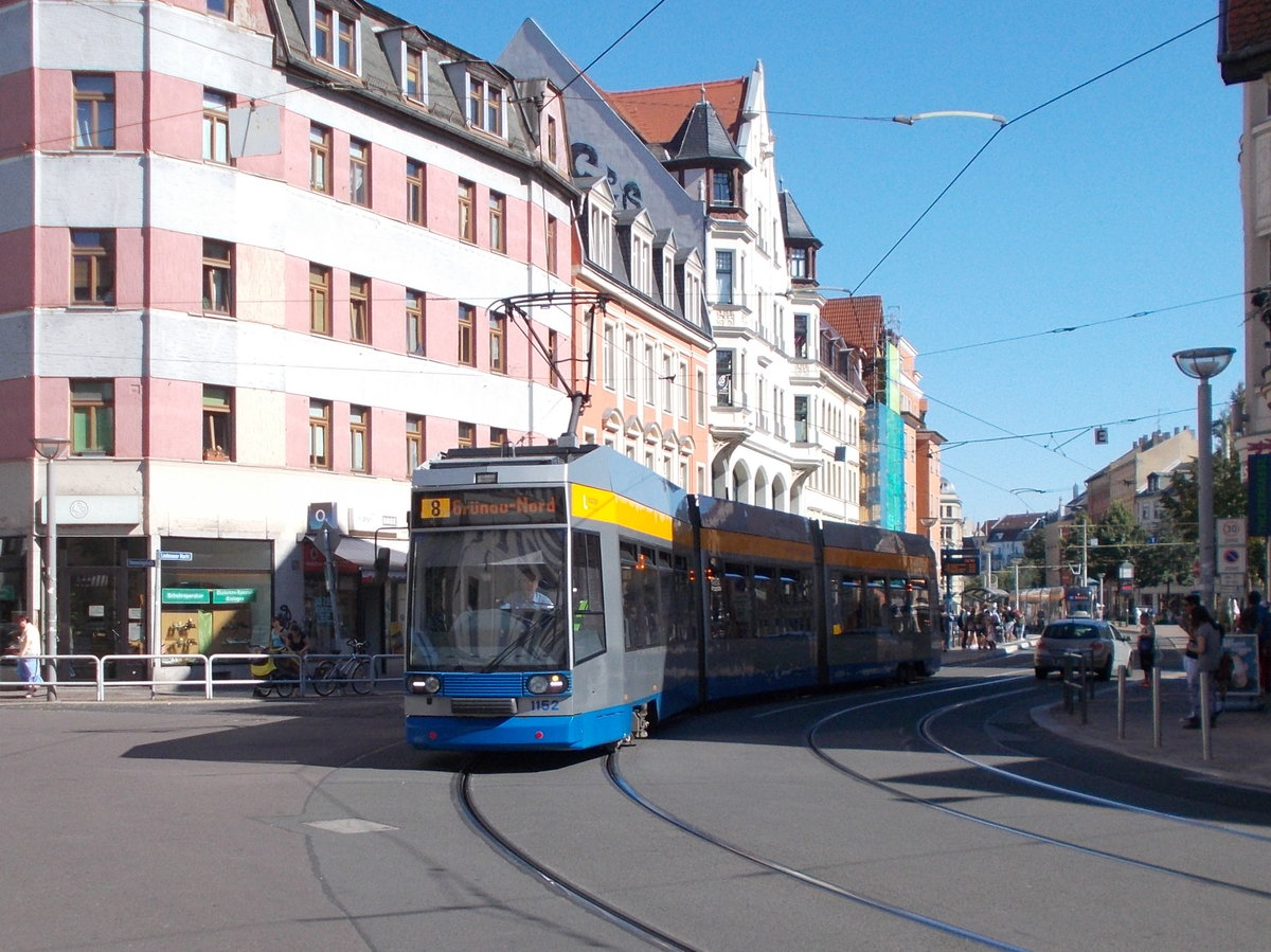 Nach einem 90 Grad Knick bog der Tw 1125,am 25.August 2016,in die Leipziger Demmeringstraße.