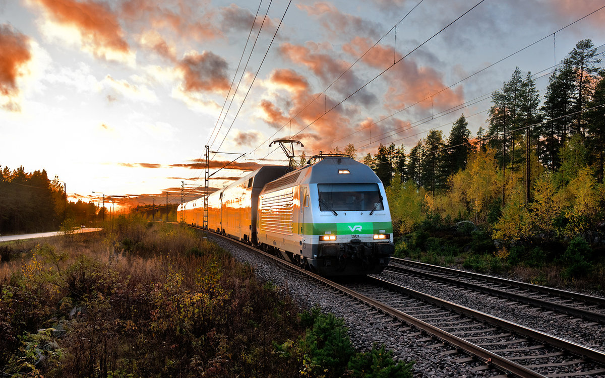 Nach einem Abendgewitter zeigt sich nochmals die untergehende Sonne,in diesem Moment taucht in Uusikylä im Gegenlicht die Sr 2 3021 mit dem Ic 111 auf.Bild 4.10.2017