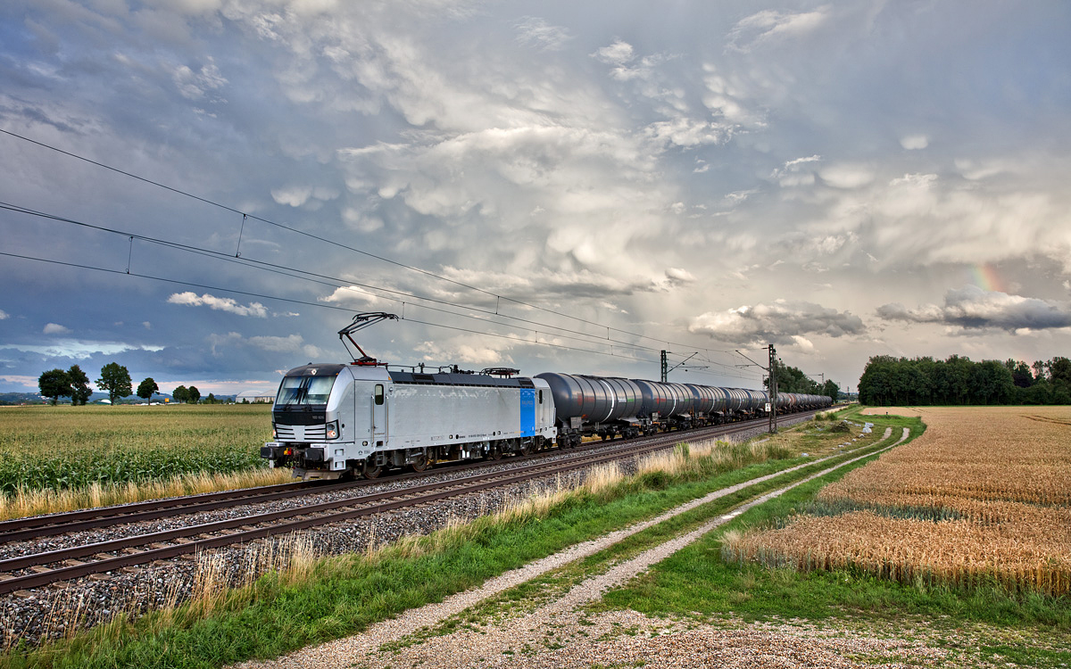 Nach einem abziehenden Gewitter fährt die Railpool 193 826 mit einem Methanolzug in Langenisarhofen vorüber.Bild vom 21.7 2017