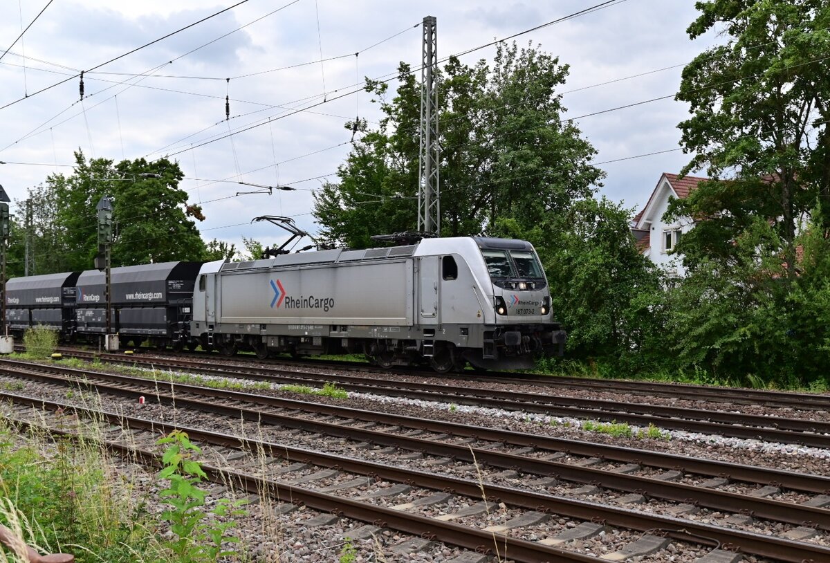 Nach einem Aufenthalt in Neckarelz fährt hier nun die RHC 187 073 mit einen Leerzug aus Gleis 1 in Richtung Heidelberg aus. Donnerstag den 7.7.2022