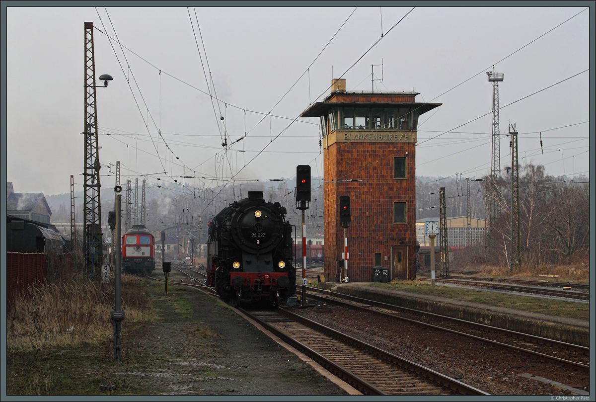 Nach einem Einsatz auf der Rübelandbahn setzt 95 027 in Blankenburg Pbf um und passiert dabei das Stellwerk W 2 (GS II, 1963 in Betrieb genommen). Links steht 241 338-3 und wartet auf neue Einsätze. (17.03.2012)