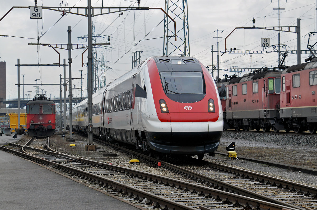 Nach einem Ereignis im Bahnhof Muttenz werden alle Züge durch den Güterbahnhof Muttenz umgeleitet. Hier durchfährt der ICN 500 002  Annemarie Scharzenbach  den Güterbahnhof. Die Aufnahme stammt vom 06.02.2017.