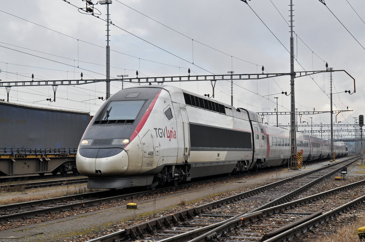 Nach einem Ereignis im Bahnhof Muttenz werden alle Züge durch den Güterbahnhof Muttenz umgeleitet. Hier durchfährt der TGV Lyria 4406 den Güterbahnhof. Die Aufnahme stammt vom 06.02.2017.