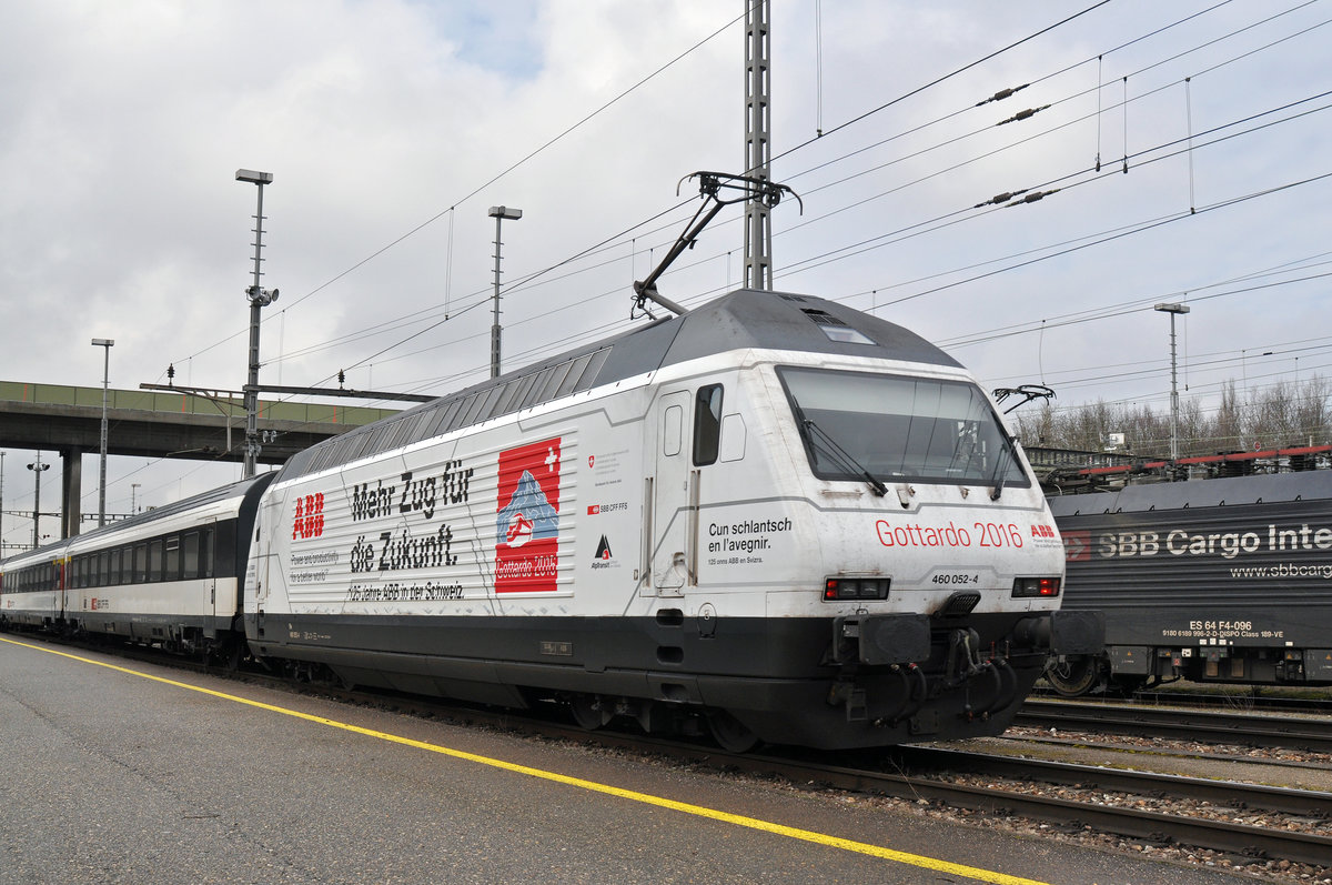Nach einem Ereignis im Bahnhof Muttenz werden alle Züge durch den Güterbahnhof Muttenz umgeleitet. Hier durchfährt die Re 460 052-4, mit der ABB/Gottardo 2016 Werbung, den Güterbahnhof. Die Aufnahme stammt vom 06.02.2017.