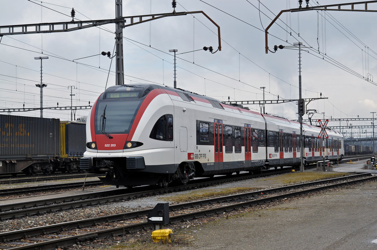 Nach einem Ereignis im Bahnhof Muttenz werden alle Züge durch den Güterbahnhof Muttenz umgeleitet. Hier durchfährt der RABe 522 203 auf der S1 den Güterbahnhof. Die Aufnahme stammt vom 06.02.2017.