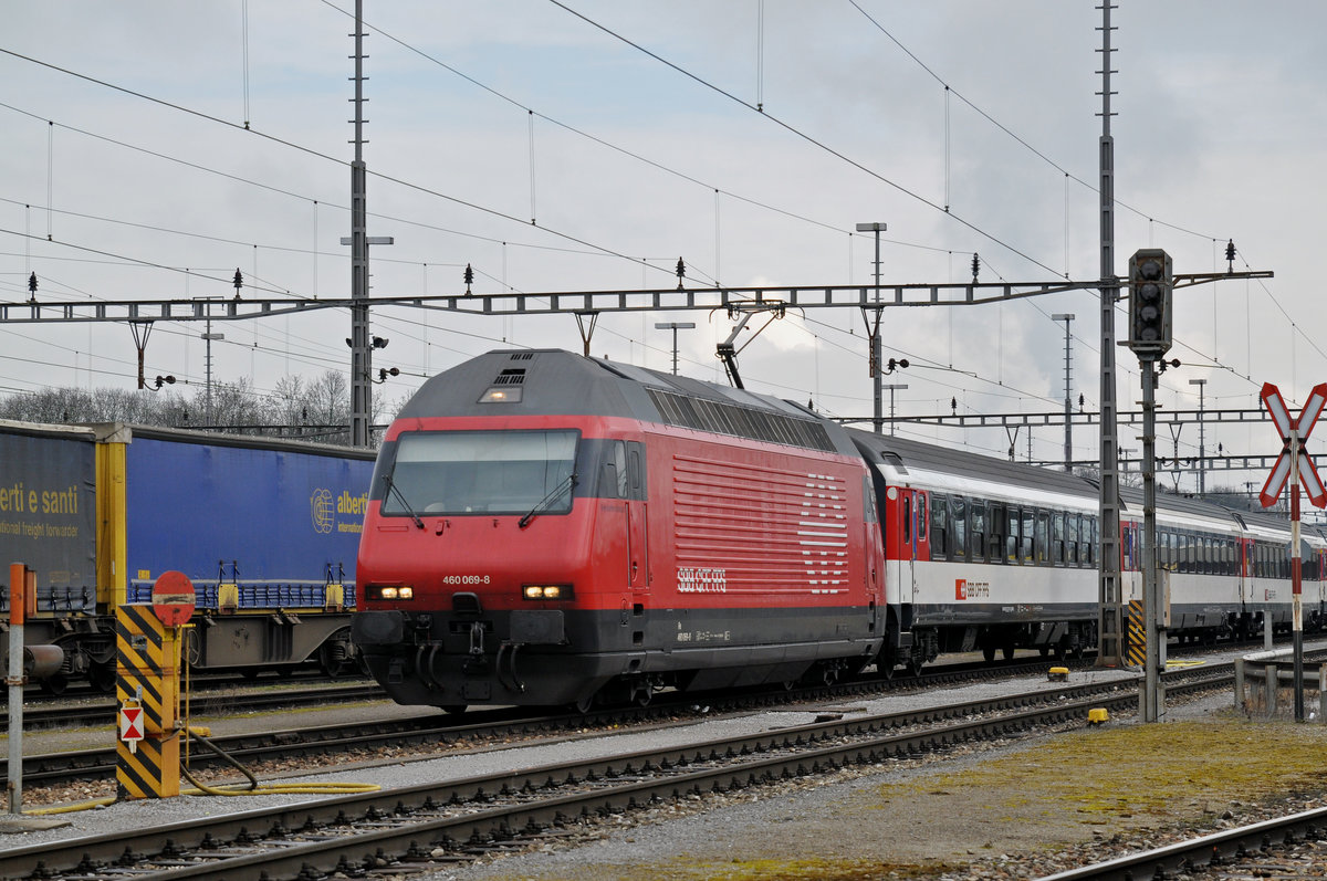 Nach einem Ereignis im Bahnhof Muttenz werden alle Züge durch den Güterbahnhof Muttenz umgeleitet. Hier durchfährt die Re 460 069-8 den Güterbahnhof. Die Aufnahme stammt vom 06.02.2017.