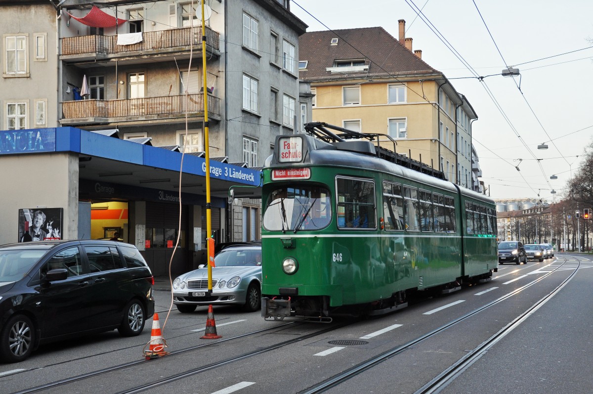 Nach einem Fahrleitungsschaden bleibt die Fahrschule, die von Weil am Rhein zurück kommt, kurz vor der Haltestelle in Kleinhüningen stehen. Die Aufnahme stammt vom 24.11.2014.