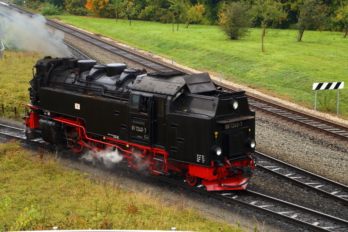 Nach einem Fotozugeinsatz für die IG HSB am 16.10.2015 zwischen Wernigerode Bhf und Wernigerode-Hasserode, kehrt jetzt 99 7240 zur Restaurierung zurück ins Bw Wernigerode, hier gerade zwischen Westerntor und Wernigerode Bhf. (Bild 3)