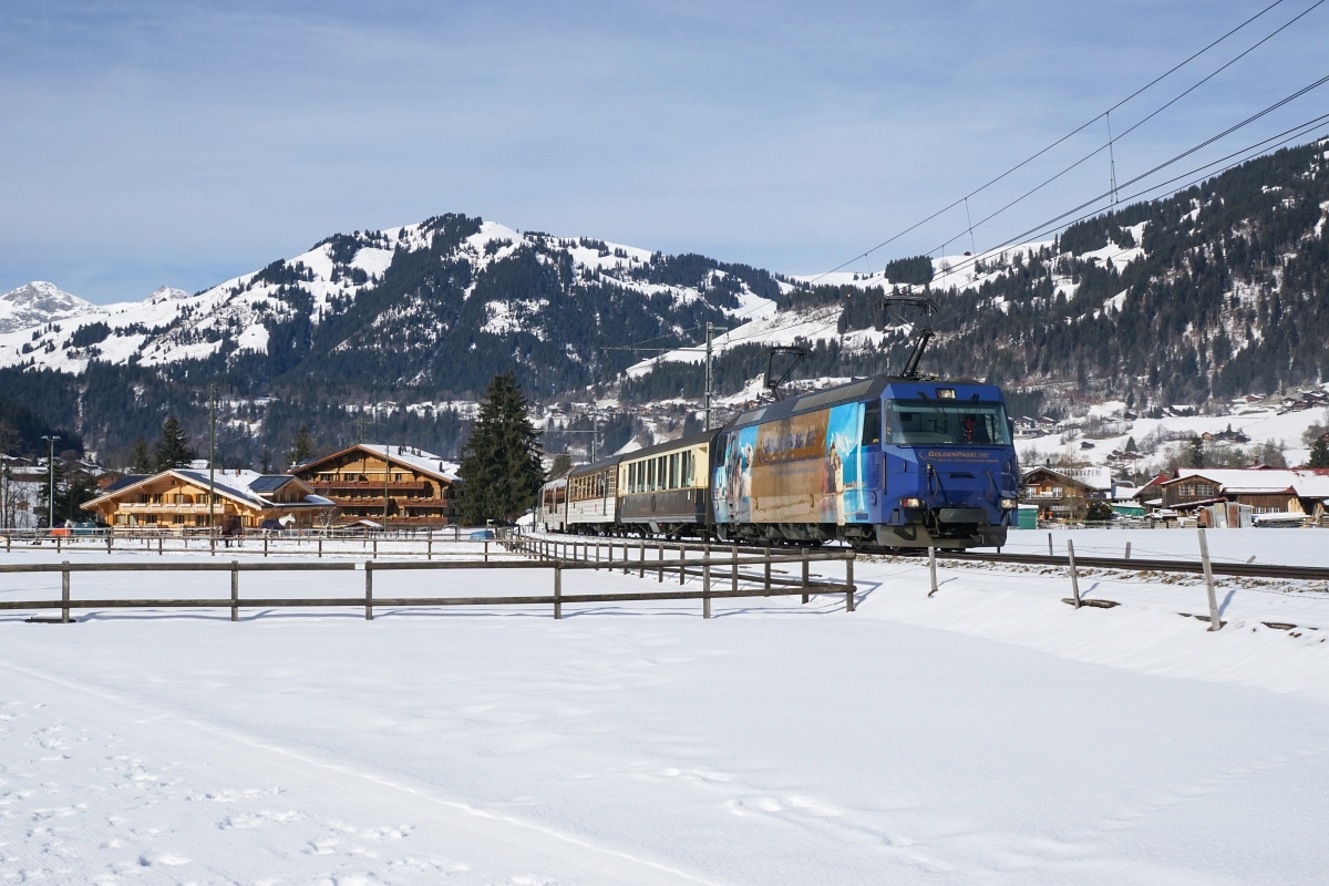 Nach einem Fussmarsch hinunter nach Gstaad konnte ich dort die Ge 4/4 8004 bildlich festhalten (06.02.2016).