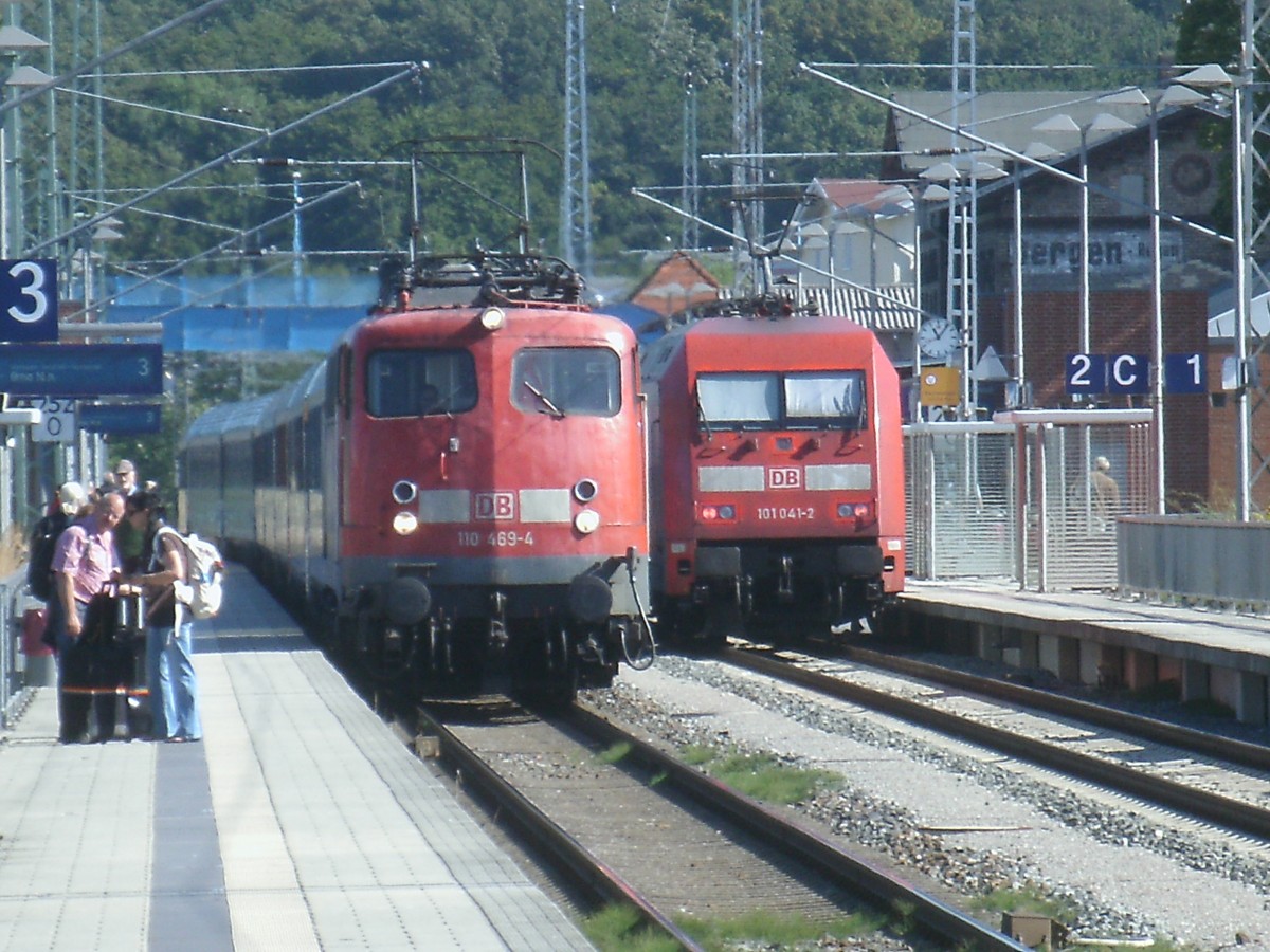 Nach einem Gastspiel von 115 509 und 115 383 ist wieder 110 469 zur�ck.Am 07.September 2013 kam Sie mit dem EC 378 Binz-Brno in Bergen/R�gen an w�hrend auf dem Nachbargleis 101 041 mit dem IC 2184 Hannover-Binz stand.