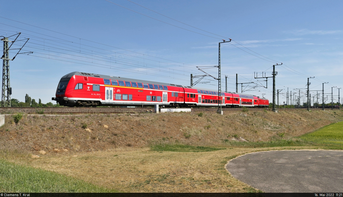 Nach einem Halt im Bahnhof Biederitz bewegt sich DABpbzfa <sup>767.2</sup> (50 80 86-81 129-8 D-DB) mit Schublok 146 022-9 auf die Tore der Stadt Magdeburg zu.

🧰 Elbe-Saale-Bahn (DB Regio Südost)
🚝 RE 16414 (RB40) Burg(Magdeburg)–Braunschweig Hbf
🕓 16.5.2022 | 11:21 Uhr
