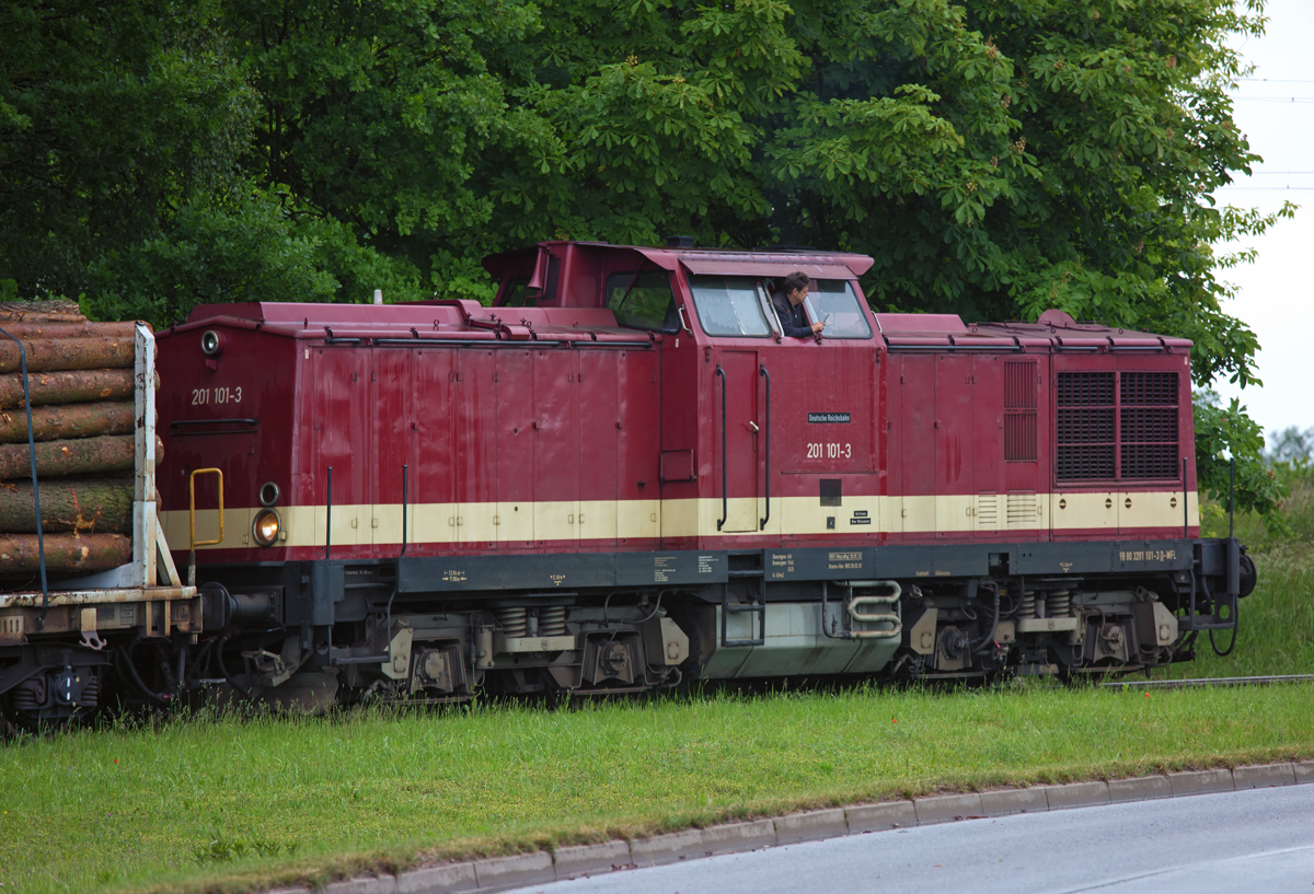Nach einem heftigen Regenschauer werden die Wagengruppen des beladenen Holzzuges im Anschluss des Anklamer Hafens mit einer Lok der BR 201 zusammengestellt. - 27.05.2014