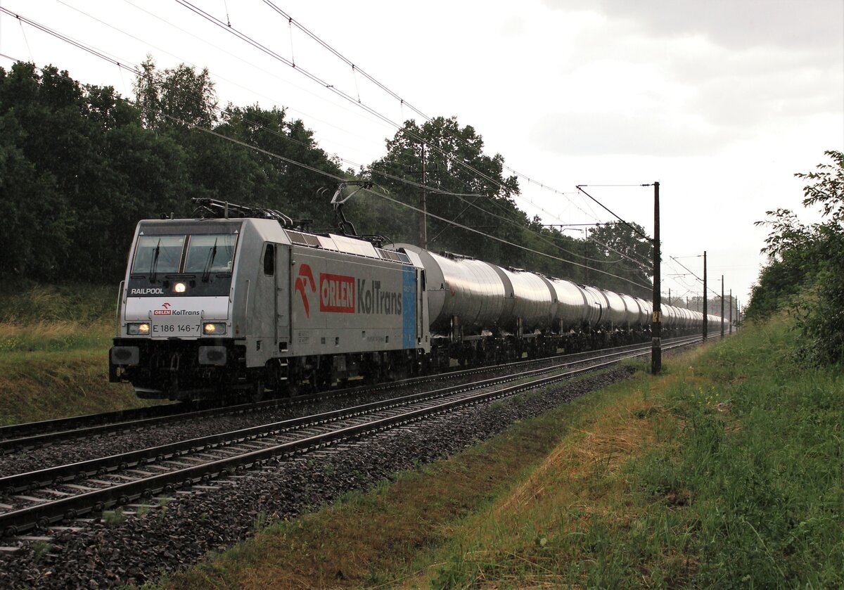 Nach einem kräftigen Regenschauer, fuhr E 186 146-7 (ORLEN KolTrans)  am 30.06.21 mit einem Kesselzug durch Mokrzyca Wielka Richtung Swinoujscie.