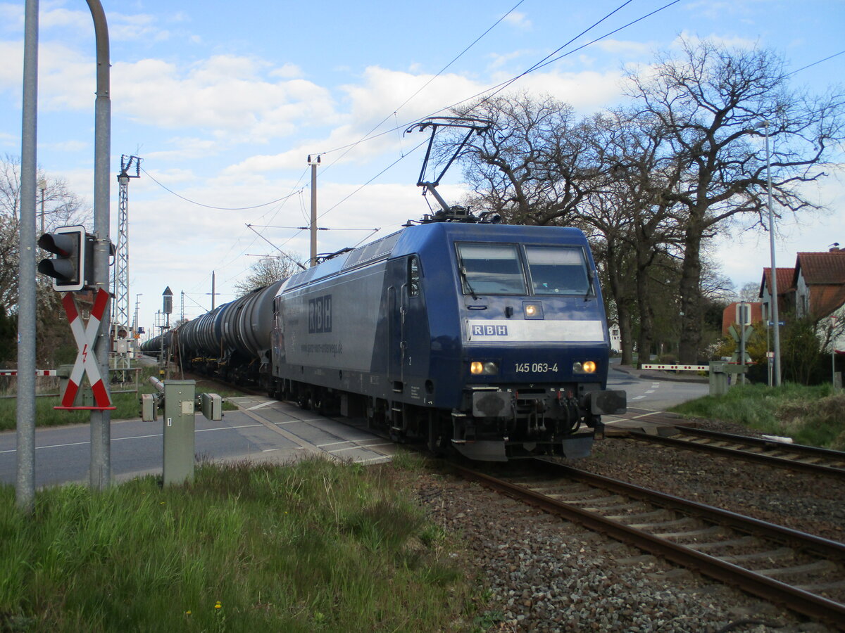 Nach einem Kreuzungshalt verließ die RBH 145 063,am 03.Mai 2021,den Bahnhof Ribnitz Damgarten Ost in Richtung Rostock.