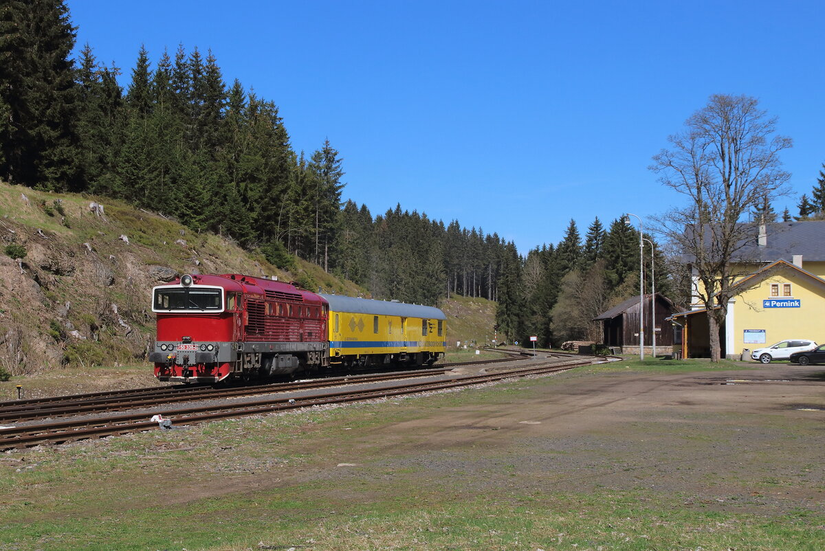 Nach einem kurzen Halt im Bahnhof Pernink nahe dem auf knapp 900 m hoch gelegenen Scheidelpunkt der Strecke Potůčky-Karlovy Vary wurde der Messzug mit der 750 338 bei Abfahrt im Bahnhof am 11.04.2024 aufgenommen. 