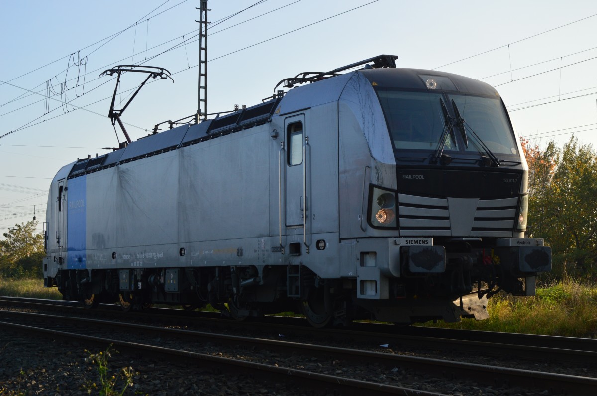 Nach einem kurzen Halt im Bahnhof Nievenheim rangierte die 193 811 in den Übergabebahnhof ein, wo der Tf erst einmal die Schlüssel zum Entriegeln der DKW und der Handweiche aus der Rangierbude holen musste, was er gerade hier bei dem Halt macht, den ich nutzet das Bild zu machen. 31.10.2015
P.S. Gruß an den TF auch für das nette Gespräch....