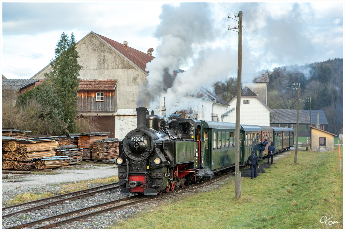 Nach einem kurzen Halt in der Haltestelle Sommerhubermühle, fährt die ÖGEG Dampflok 498.04 weiter in Richtung Grünburg. 
08.12.2018