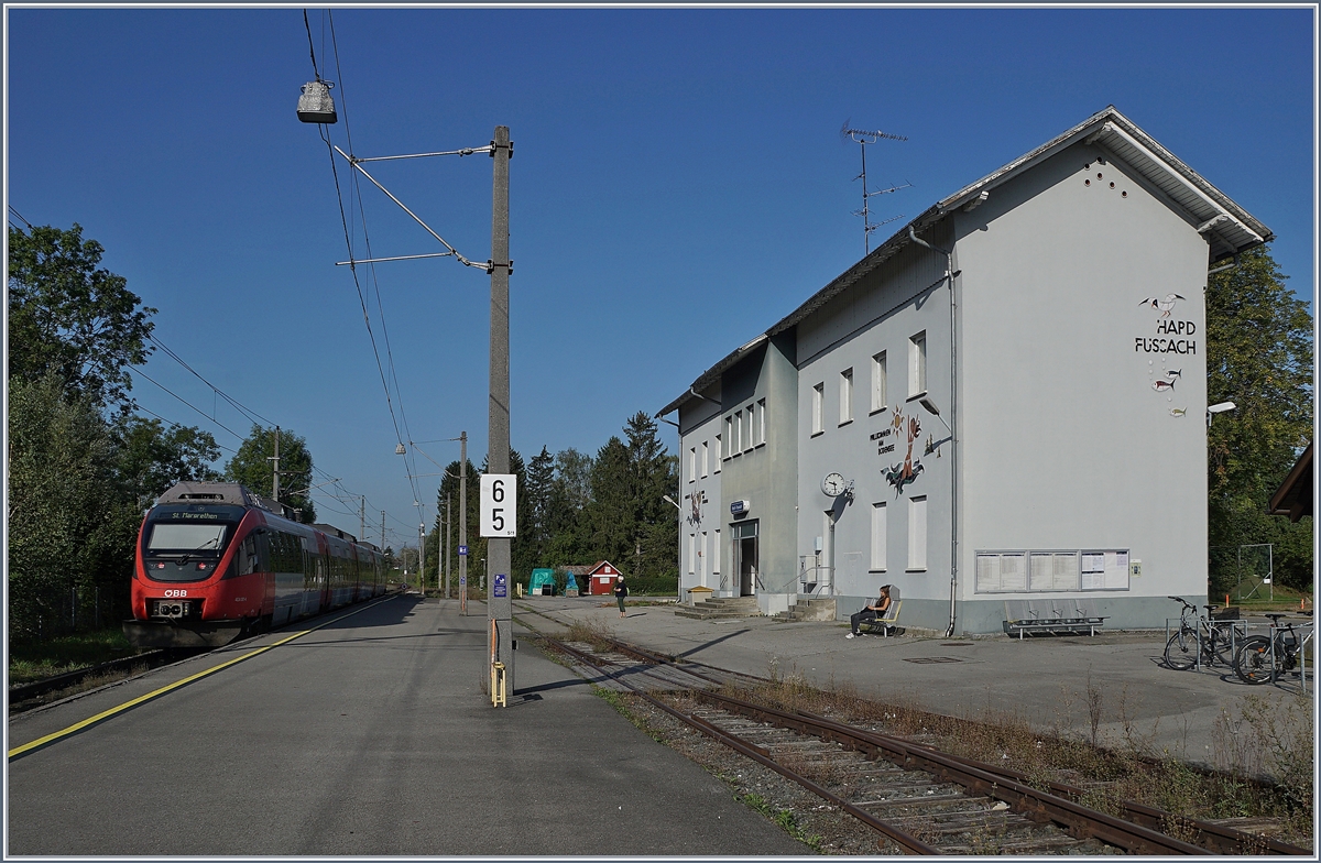 Nach einem kurzen Halt verlässt der ÖBB Talent ET 4024 die Station Hard Fussach Richtung St.Margrethen. 

Der Bahnhof verfügt zur Zeit über keine Weichen mehr, und wird demnächst durch den Ausbau der Strecke auf Doppelspur grundlegend umgestaltet.   

16. Sept. 2019