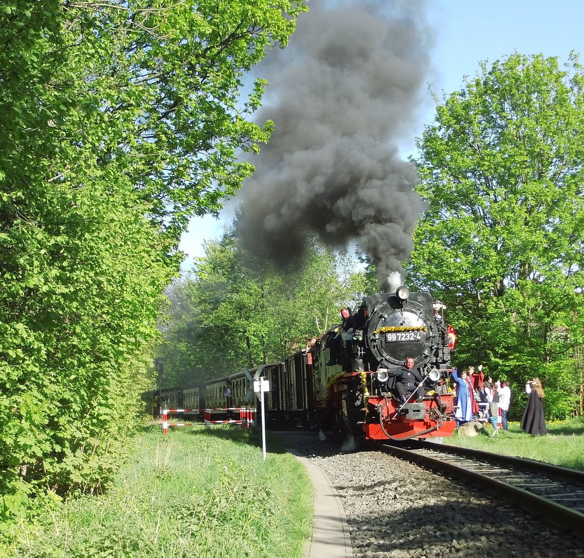 Nach einem kurzen Halt in Wernigerode Hasserode geht es mit dem Sonderzug der IG-HSB nach Schierke. Für die nun anstehende Steigung nach Steinerne Renne wurde das Feuer gefüttert.Wie überall an der Strecke stehen auch hier Zuschauer,teilweise kostümiert,um dem Zug und seiner teuflischen Fracht zu zu winken. Eine schöne Tradition, die scon die alte Nordhausen Wernigeroder Eisenbahn aufgriff und bis 1944 fortführte. 30.04.2018   