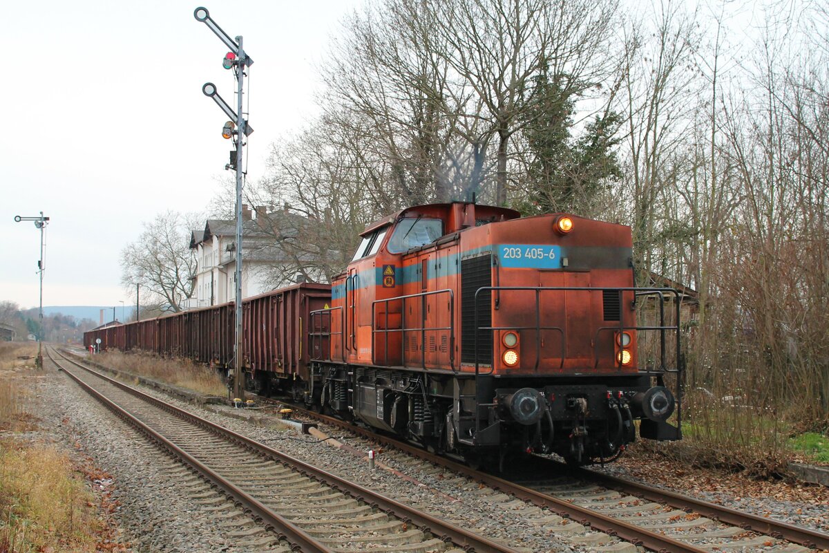 Nach einem kurzen Kreuzungshalt am oberen Bahnhof in Pößneck geht es für die 203 405-6 (203 151-6 SWT) am 23.12.2021 weiter in Richtung Cheb (Cz)