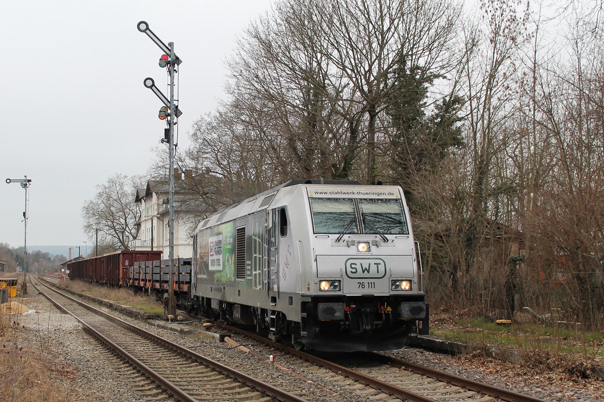 Nach einem kurzen Kreuzungshalt am oberen Bahnhof in Pößneck am 3.3.2023 geht`s für die 76 111 vom SWT (Stahlwerk Thüringen) mit ihrem Stahlzug weiter in Richtung Cheb (Cz)