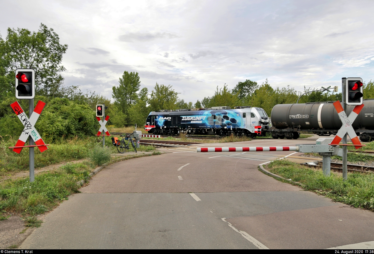 Nach einem kurzen Signalhalt im Bahnhof Halle-Trotha zieht 159 208-8 (Stadler Eurodual 2159) ihre leeren Biodiesel-Wagen auf das Übergabegleis hinter dem Bahnübergang (Bü) Angerstraße, um sie später rückwärts in den Hafen Halle zu rangieren.

🧰 Rail Care and Management GmbH (RCM)/European Loc Pool AG (ELP), vermietet an die BSAS EisenbahnVerkehrs GmbH & Co. KG
🚝 DGS 95639 Sangerhausen–Halle-Trotha
🚩 Bahnstrecke Halle–Vienenburg (KBS 330)
🕓 24.8.2020 | 17:38 Uhr