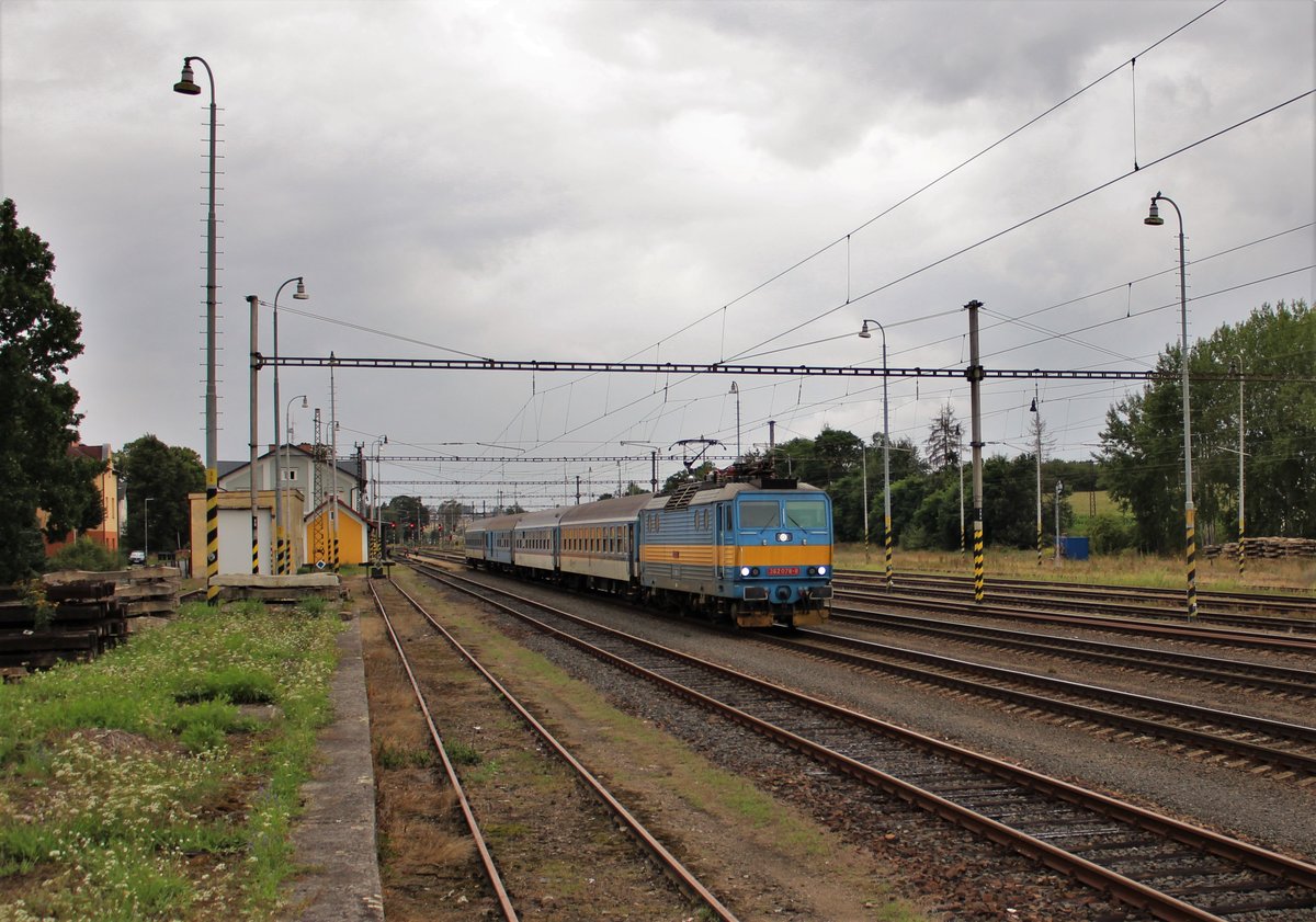 Nach einem längeren Halt, fuhr 362 078-8 am 29.08.20 mit dem R 92617 in Tršnice ab.