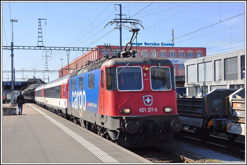 Nach einem Lokführer- und Pantografenwechsel bleibt die 421 371-6 noch bis Lindau Hbf am EC 195. St.Margrethen. (24.03.2015)