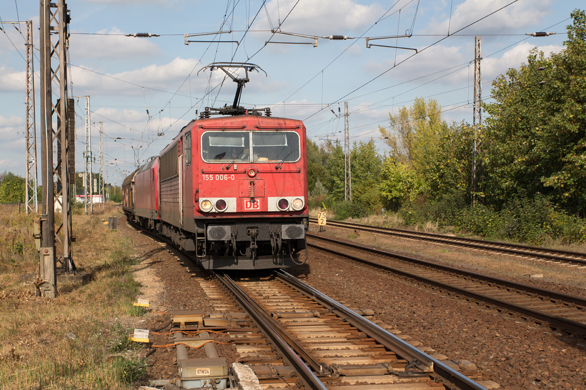 Nach einem Lokführerwechsel setzte 155 006-0 samt einer angehangenen 145 und einem langen, gemischten Güterzug am 24.09.16 in Priort ihre Fahrt in Richtung Süden fort. (Das Bild entstand vom Bahnsteigende.) 