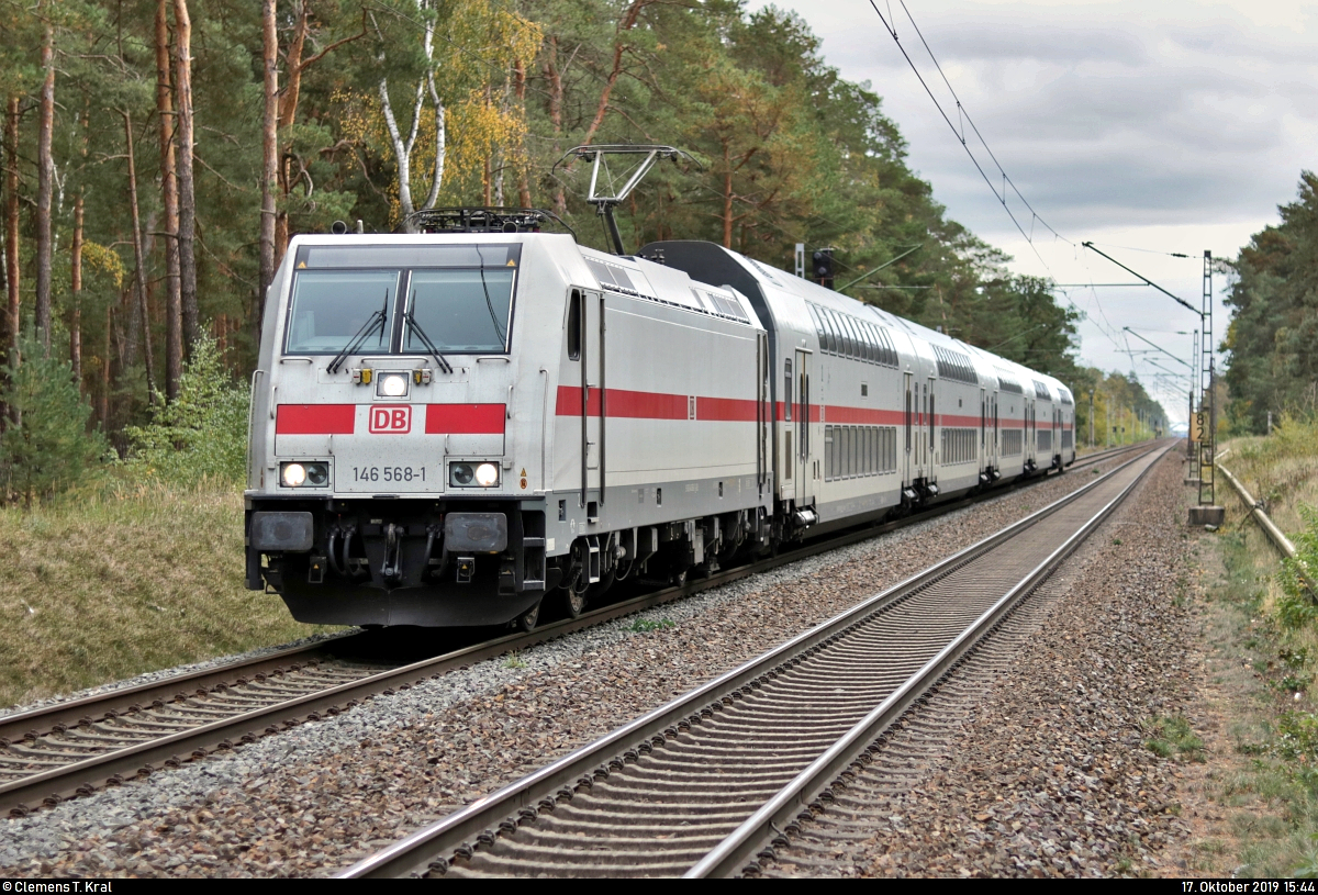 Nach einem mehrminütigen Signalhalt wegen des noch geöffneten Bahnübergangs (Bü) im Hp Wahlitz auf der Bahnstrecke Biederitz–Trebnitz (KBS 254) nimmt 146 568-1 DB als IC 2442 (Linie 55) von Dresden Hbf nach Köln Hbf wieder Fahrt auf.
Aufgenommen am Ende des Bahnsteigs 1.
[17.10.2019 | 15:44 Uhr]
