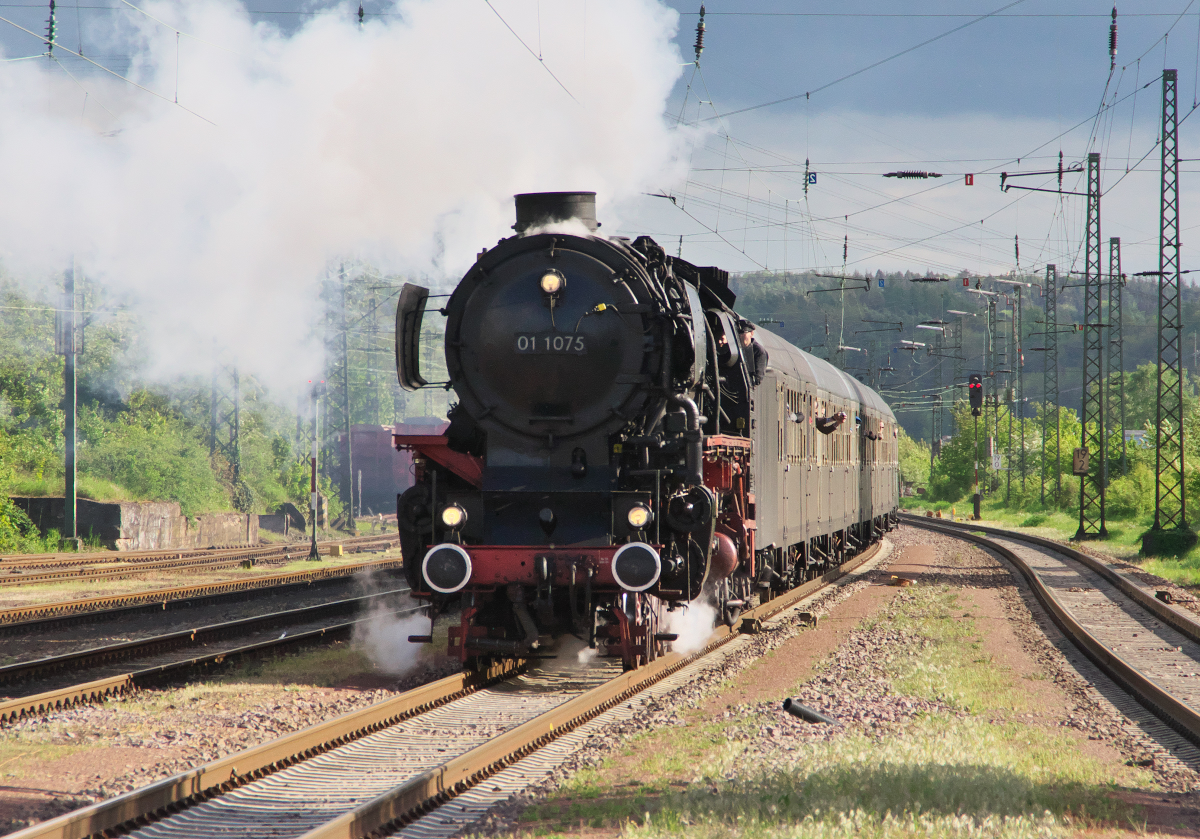 Nach einem Regenguss in Merzig ging es zuerst nach hause und dann mit trockenen Kleidern noch einmal an die Strecke und zwar zum Bahnhof Ensdorf Saar. 01 1075 mit dem Abendzug (Dampspektakel) von Saarbrücken nach Trier. 30.04.2018
