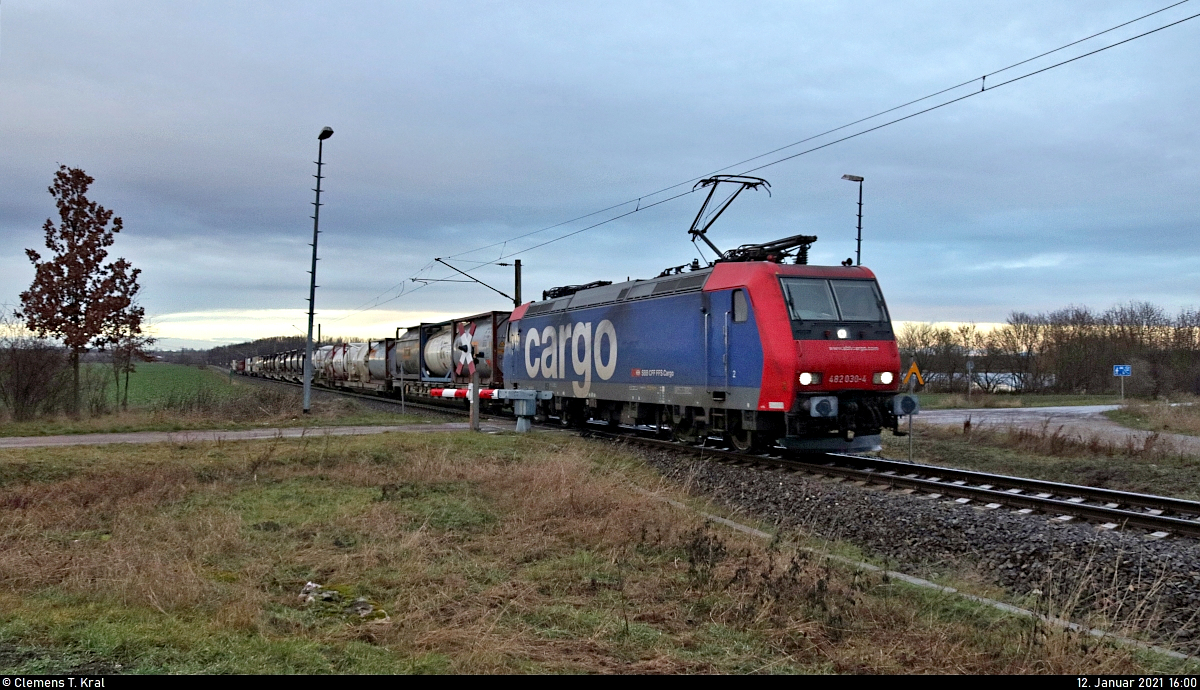 Nach einem Regenschauer, verbunden mit starkem Wind, zeigte sich zum Abschluss des Tages noch der  Bertschi-Zug  Richtung Buna-Werke, wo er einen planmäßigen Zwischenhalt zum Austausch von Wagen einlegt. Bei widrigen Lichtverhältnissen wurde der Zug mit Re 482 030-4 am WSSB-Bahnübergang beim Hohenweidener See aufgenommen.

🧰 SBB Cargo AG, vermietet an die SBB Cargo International AG
🚝 DGS 90973 Ruhland–Ludwigshafen BASF Ubf
🚩 Bahnstrecke Merseburg–Halle-Nietleben (KBS 588)
🕓 12.1.2021 | 16:00 Uhr